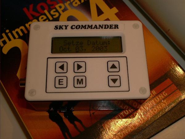 Der Anzeigecomputer SkyCommander gibt die Informationen der Winkelencoder an den Beobachter weiter. Eine umfangreiche Objektdatenbank ermöglicht das leichte Anvisieren von Himmelsobjekten.
