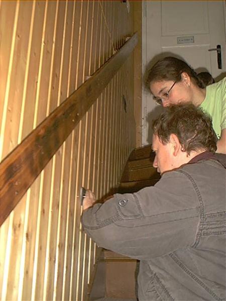 Damit den Besuchern auch im Treppenaufgang ein Licht aufgeht, kontrollieren Eva und Uwe die Treppenbeleuchtung.