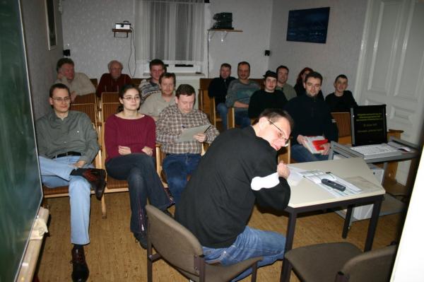 Die Vereinsmitglieder haben sich im Vortragsraum der Sternwarte versammelt. 