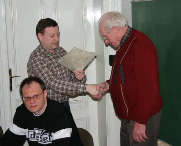 Werner Jähnig wird die Urkunde zur Ehrenmitgliedschaft überreicht.