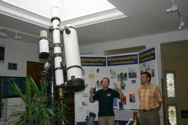 Eröffnung des Astronometages in der Diele der Sternwarte mit dem historischen Fernrohr im Vordergrund.