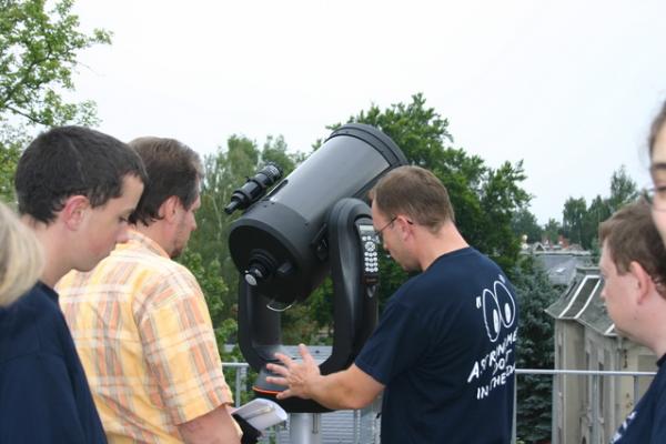 Vorführung des computergesteuerten Spiegelteleskops.