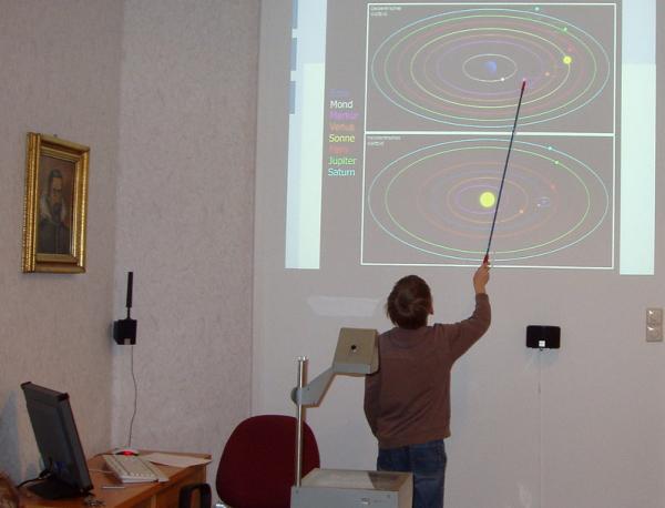Max Seiler zeigt den Aufbau des geozentrischen bzw. heliozentrischen Weltbildes.