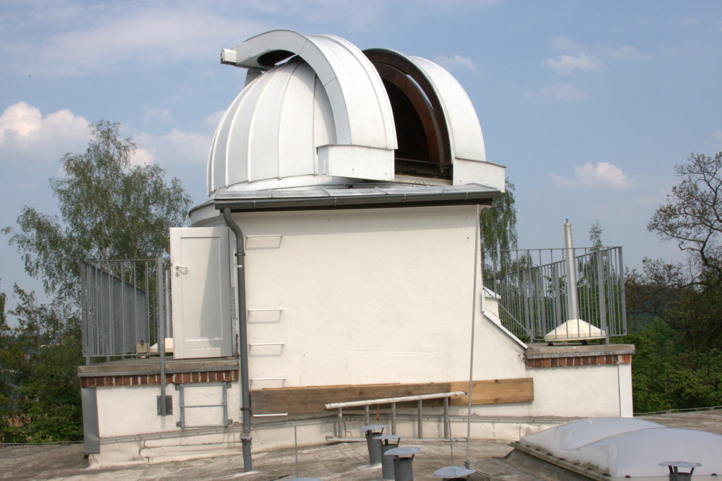 Unter der Kuppel befindet sich der restaurierte Coudé-Refraktor. Das Hauptinstrument der Sternwarte war auch Gegenstand weiterer Wartungsarbeiten.