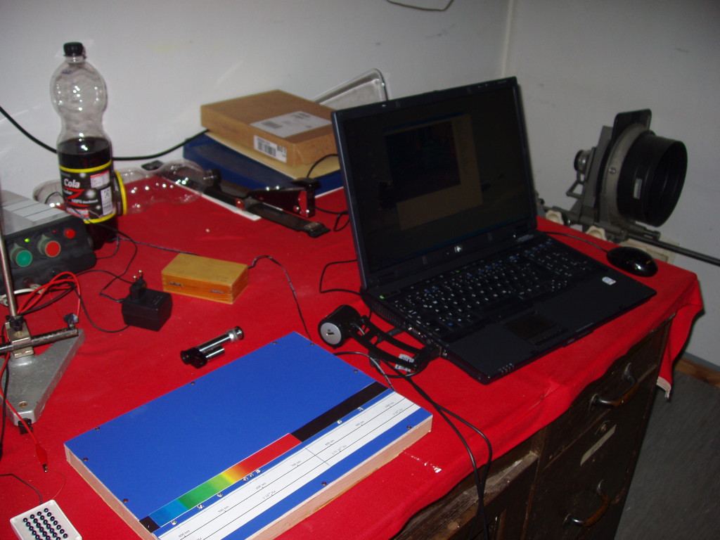 Station: Durchblick mit Infrarot. Webcam, Handy und Handspektroskop dienten zur Untersuchung verschiedener Lichtquellen.