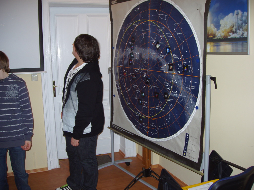 Mit der Planetariumssoftware Stellarium suchten die Schüler verschiedene Nebelobjekte auf. Diese galt es dann auf der Wandkarte des nördlichen Sternhimmels zu markieren.