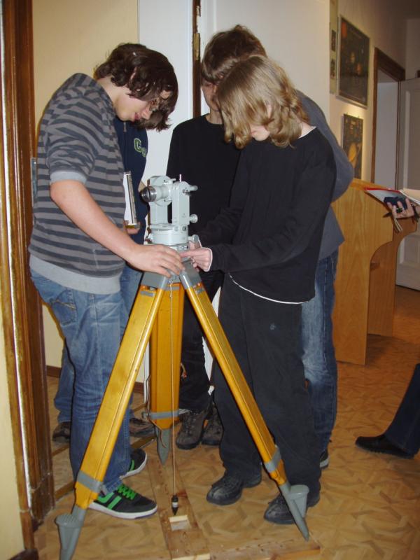 Im Foyer der Sternwarte waren Schüler damit beschäftigt, einen Theodoliten für die Messung von Sternparallaxen einzurichten. Hier war Präzision gefragt.