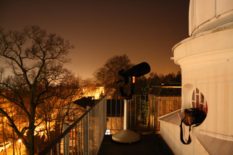 So sieht es inzwischen vom Rundgang der Sternwarte bei "Nacht" aus. Die Lichter der Stadt "vernebeln" zunehmend den gesamten Himmel.