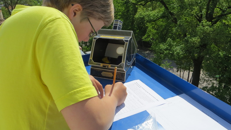 Am Sonnenprojektor wird die Höhe der Sonne abgelesen und notiert. So haben die Schüler im Laufe des Vormittags einen Teil des Tagbogens der Sonne selbst vermessen.